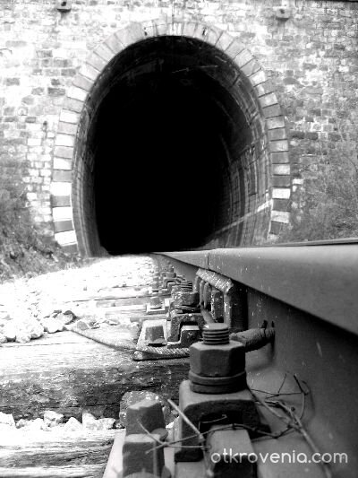 под релсата