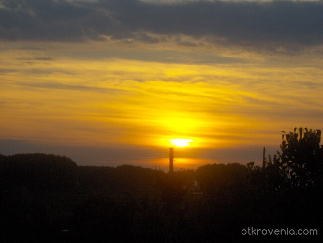 Хоризонта озарен от светлината на залеза