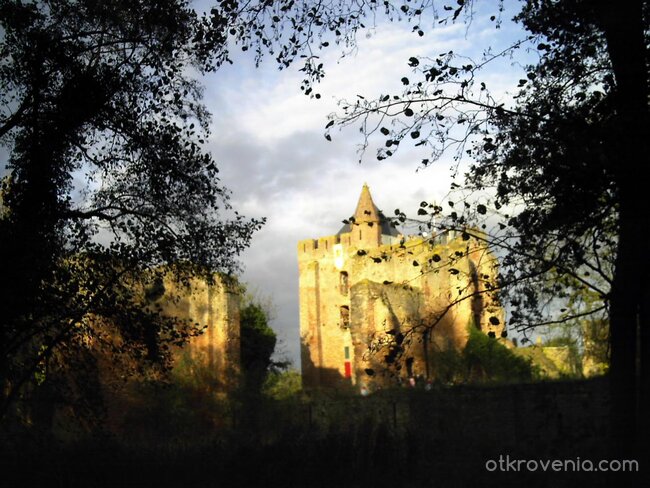 Изоставен замък. А някога там е имало празници.