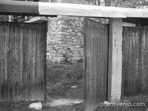 Незатворената врата