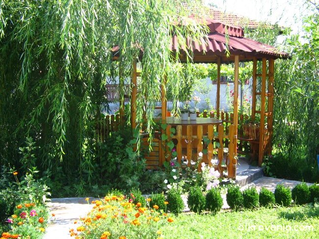 Отдих на изток от Рая