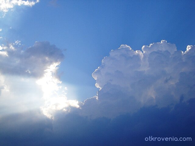 Златното очертание на облаците