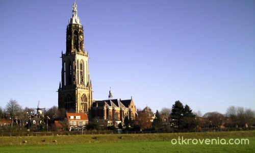 Голямата катедрала в малкото селце