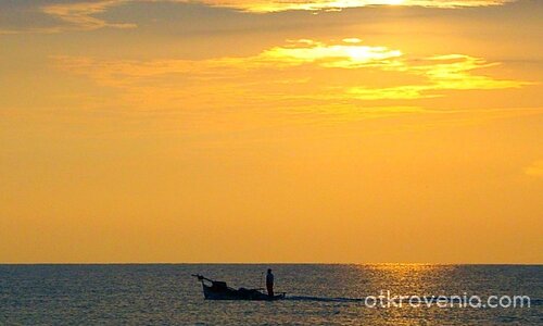 Не е Старецът и морето по Е.Хемингуей, а рибар с лодка в утринно море!