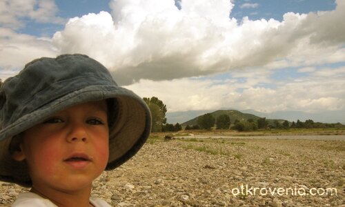 В речното корито, след пороя... влязал бебо в кадъра прекрасен, за да стане още по- :)))