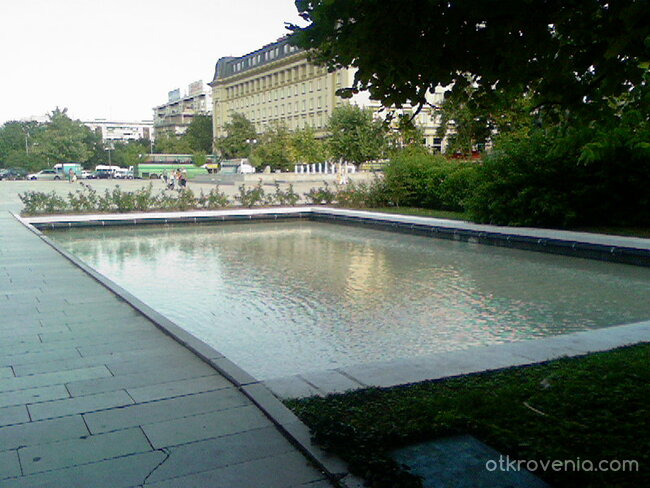 В парка-басейнчето украса:)